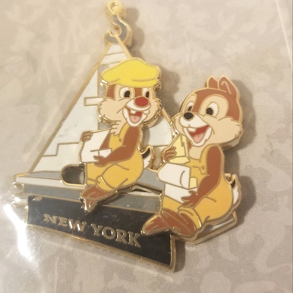 NWT Disney New York Chip & Dale Pin